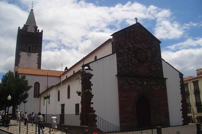 2-Hour Funchal City & Madeira Wine Experience - Group size and pacing: the “small group” advantage