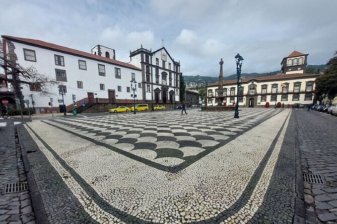 A Self-Guided Walk Through Funchal’s Historic Heart With a Local - Quinta Vigia: start with calm views before the old streets