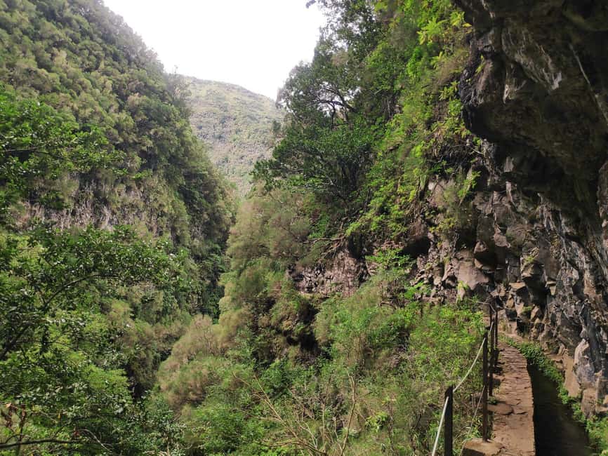 Caldeirão Verde: Queimadas PR9 Transfer and Self-Guided Hike - Tunnels, narrow passages, and why timing can feel tight