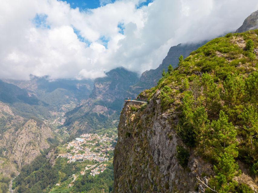 Do Funchal - Nun's Valley Tuk Tuk Tour (2h30) - The first big view: Pico dos Barcelos and why quick stops work here
