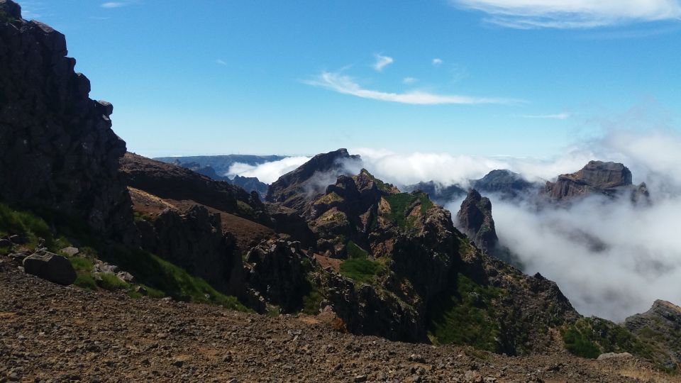From Funchal: East Tour Madeira 4x4 Jipe Tour Santana Houses - Pico do Arieiro: a fast photo stop with big-mountain payoff