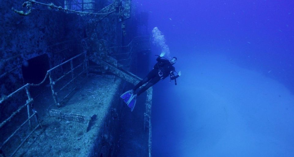 Funchal: Advanced Scuba Diving Afonso Cerqueira Wreck - Boat time off Madeira: where the ocean breeze earns its keep