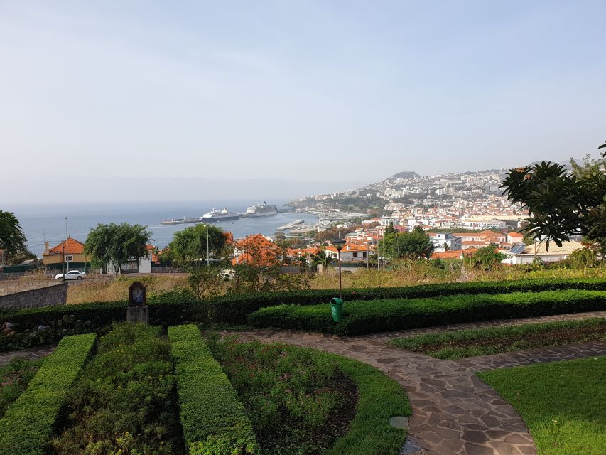 Funchal: Guided City Tuk-Tuk Tour - The center of Funchal: Gonçalves Zarco, Town Hall, and the cathedral area