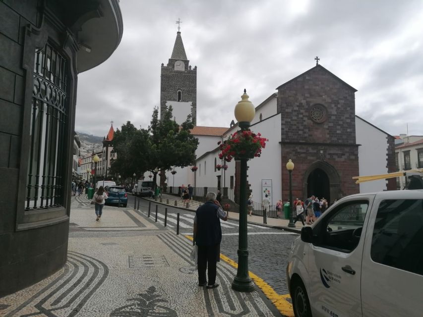 Funchal: Private Guided Tour of Historic Center by Tuk Tuk - Where you meet: Avenida do Mar as your handy launch point