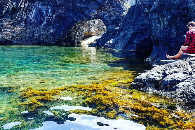 Jeep Tour Amazing West to Natural Pools -Full-Day - Stop 1: Câmara de Lobos and the Xavelhas fishing boats