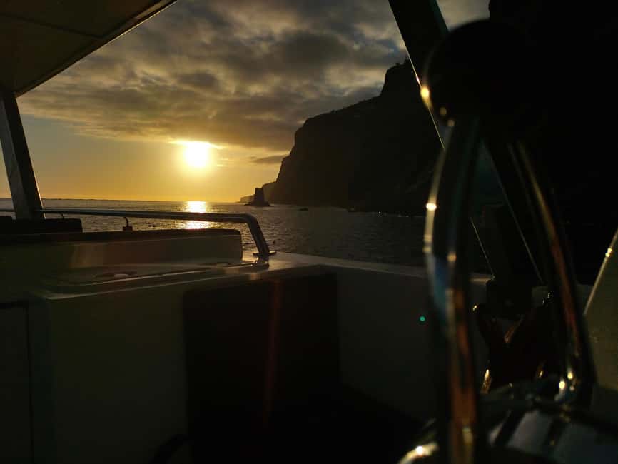 Madeeira: Sunset dinner cruise - Getting there: hotel pickup, a short ride, then welcome drinks
