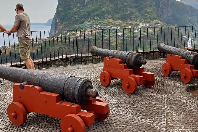 Madeira 4x4 Jeep Tour : Pico Arieiro & Santana Traditional Houses - Stop 4: Santana’s traditional triangular houses—more than a pretty photo