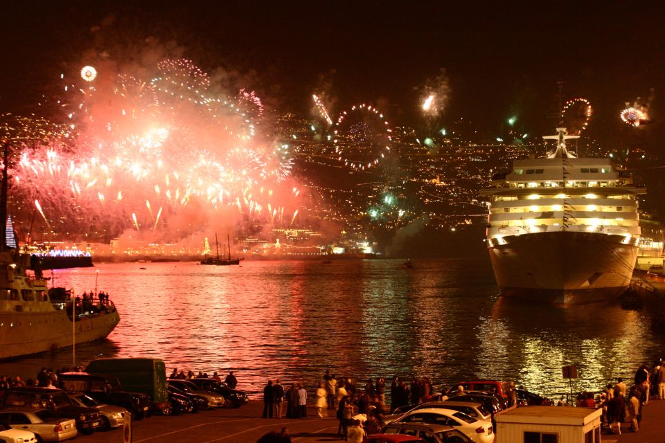 Madeira: New Year's Eve Fireworks by Catamaran - Boarding time: what to do before the catamaran leaves