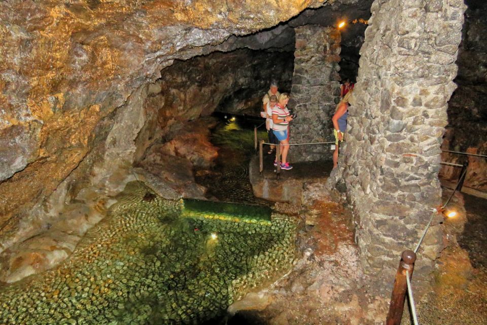 Madeira : Private wine experience by 4WD - Chão da Ribeira in Laurissilva: Waterfalls and Old Rural Work
