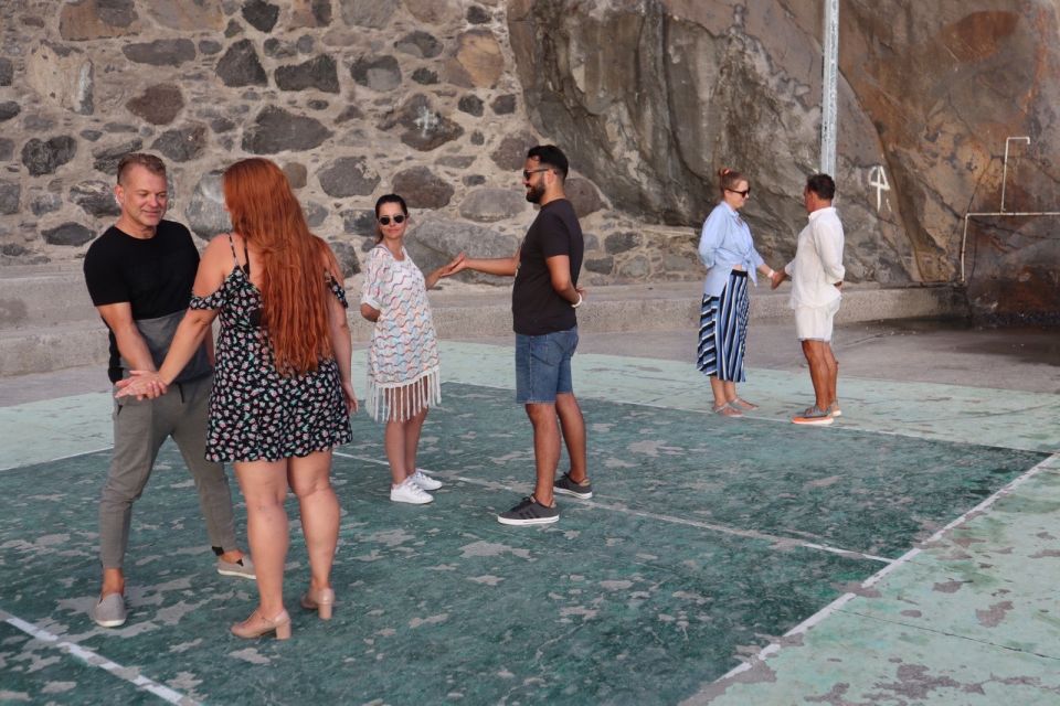 Madeira: Salsa and Bachata dance and discovery experience - The 1-hour flow: lesson, practice, and a real social