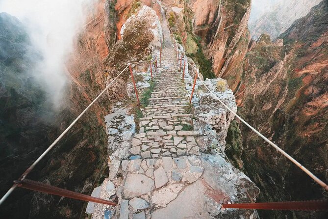 Madeira: Sunrise at Pico do Arieiro & Hike Larano trail - Miradouro do Guindaste: the quick glass-platform photo stop