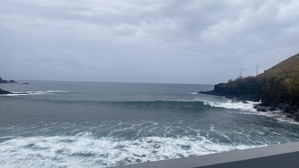 Madeira: surf lesson at Porto da Cruz - Surfing Porto da Cruz: black sand, real beginner waves