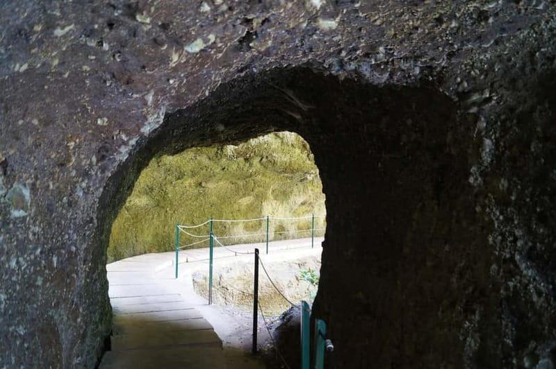 Madeira: Wet your hair in the amazing Levada Nova / Moinhos - The Moinhos Levada route: water channels, waterfalls, and old stone bridges