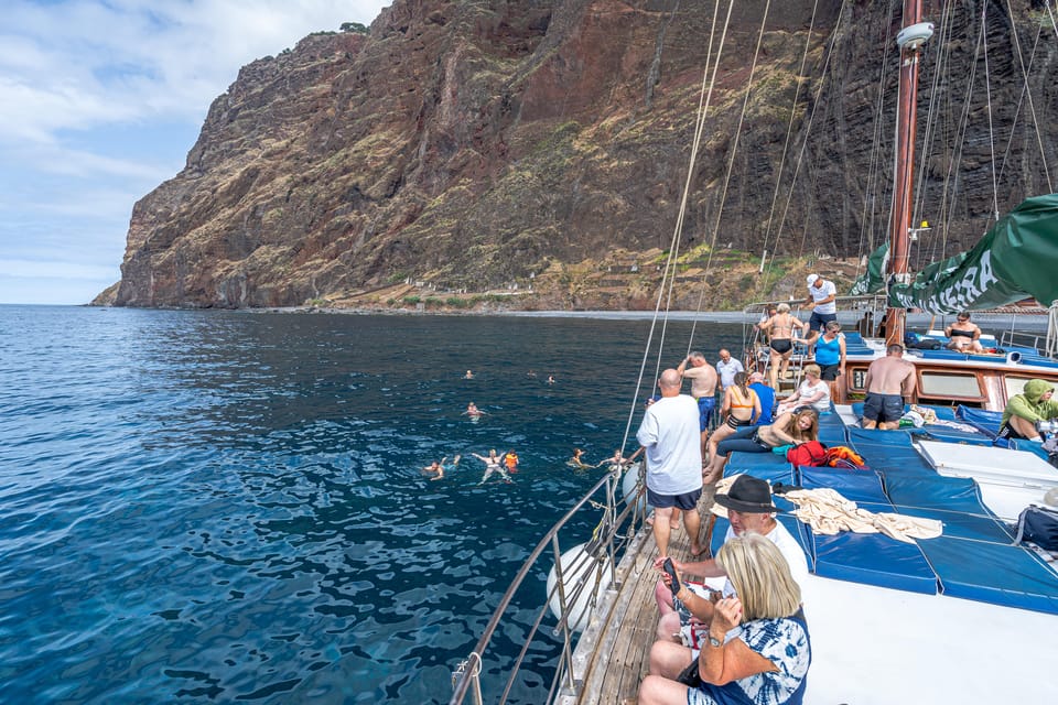 Madeira : Whales and Dolphins wooden boat excursion - The Wildlife Hunt: How You Get from Scanning to Seeing