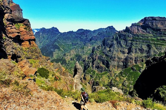 Pico do Areeiro to Pico Ruivo (PR 1) - Hiking Tour in Madeira - The hardest stretch toward Pico Ruivo: tunnels, bridges, and Ninho da Manta views