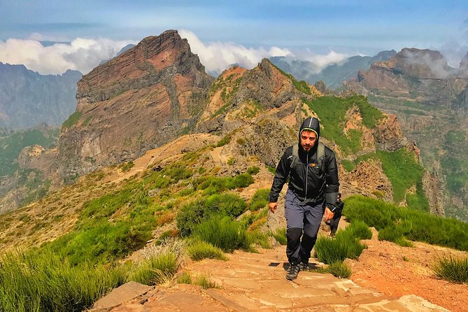 Pico do Areeiro to Pico Ruivo (PR 1) - Hiking Tour in Madeira - Pico Ruivo summit (1861m): the 360° moment and how to enjoy it safely
