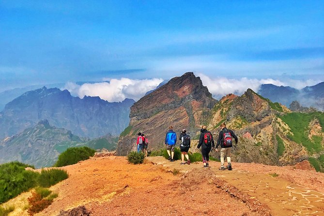 Pico do Areeiro to Pico Ruivo (PR 1) - Hiking Tour in Madeira - Pico do Areeiro start (1818m): altitude, first break, and readiness