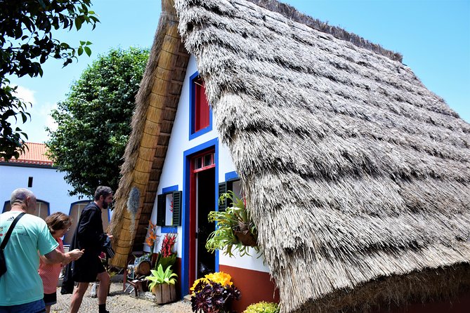 Santana / Typical Houses Tour - Faial and the Rock Divider: Penha de Águia